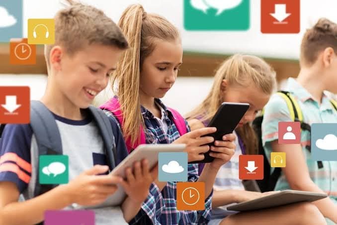 Actualidad: Francia prohíbe las redes sociales para menores de 15 años y abre un debate que llega hasta Colombia
