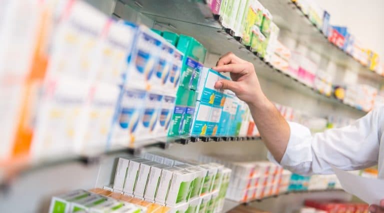 Advierten crisis y caos en entrega de medicamentos por negociación fallida del Gobierno