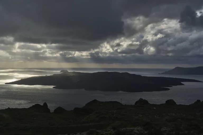 Aumento de actividad sísmica provoca estado de emergencia en la isla griega de Santorini