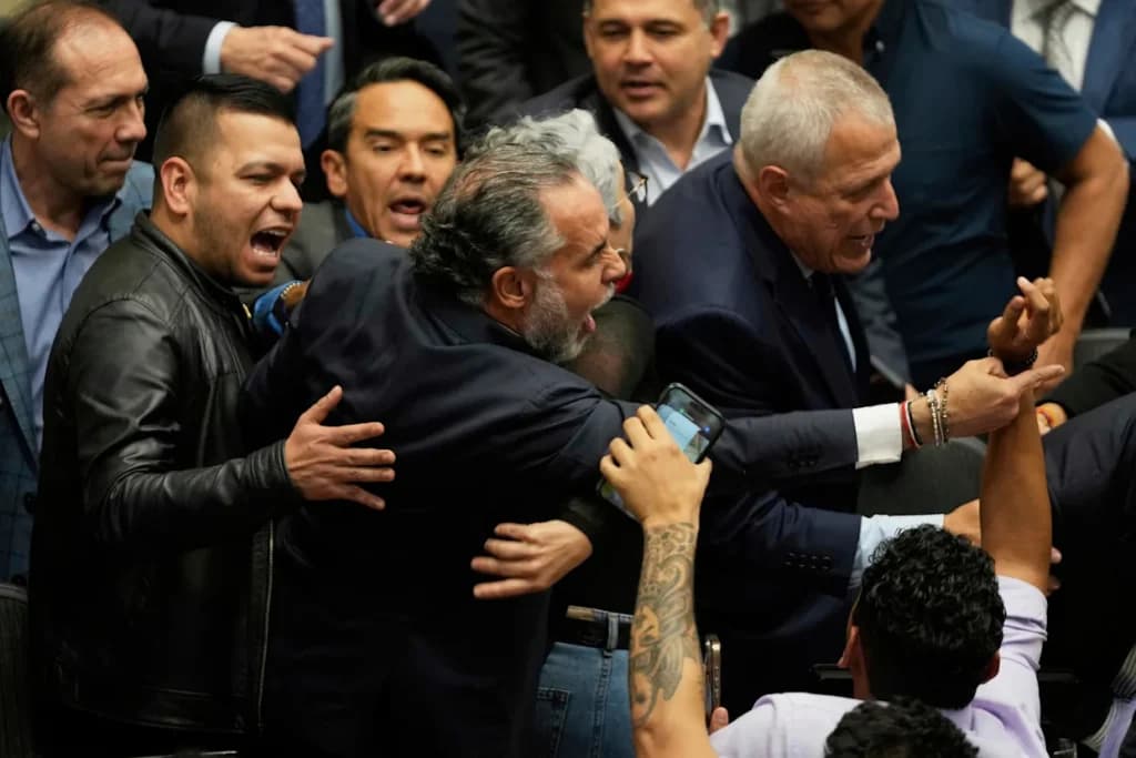 Centrales obreras anuncian huelga de 48 horas en apoyo a consulta popular del gobierno