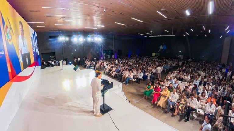 Desde Barranquilla, Presidente Petro plantea dudas sobre la fibra óptica y la IA