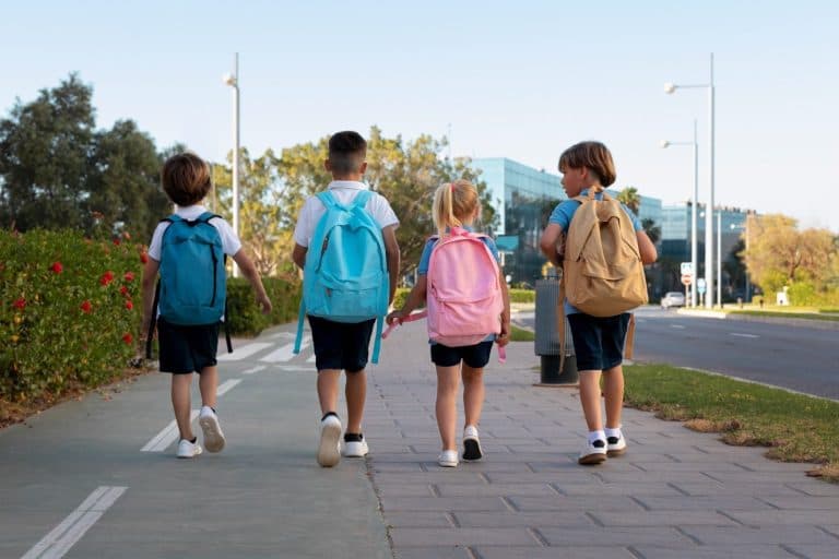 ¿El calzado y los accesorios pueden contribuir al rendimiento académico?