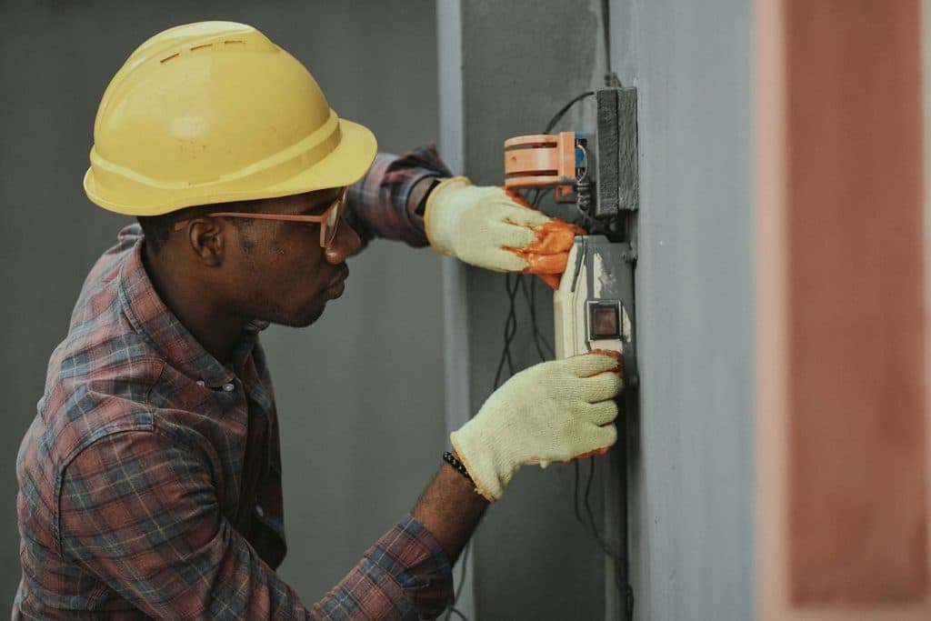 Electricistas en su día: seguridad y bienestar en hogares y empresas