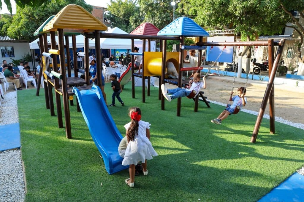 Entregan parque infantil en el Líbano 2000 de Santa Marta