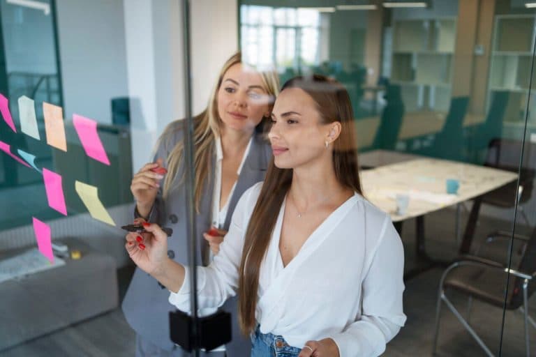 Equidad de género en el trabajo: avances y retos en la economía latinoamericana