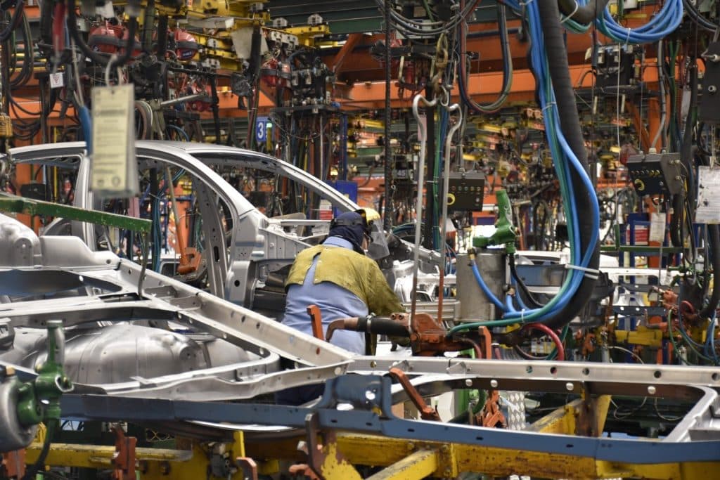 Exportaciones de automóviles y buses crecen 191% en el primer cuatrimestre