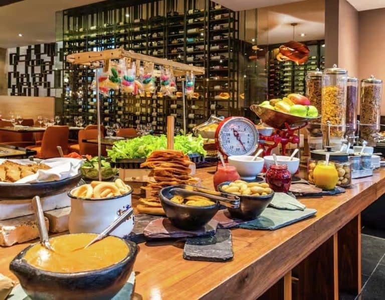 Hilton Bogotá celebra los 488 años de la capital: brunch inspirado en sus sabores más tradicionales