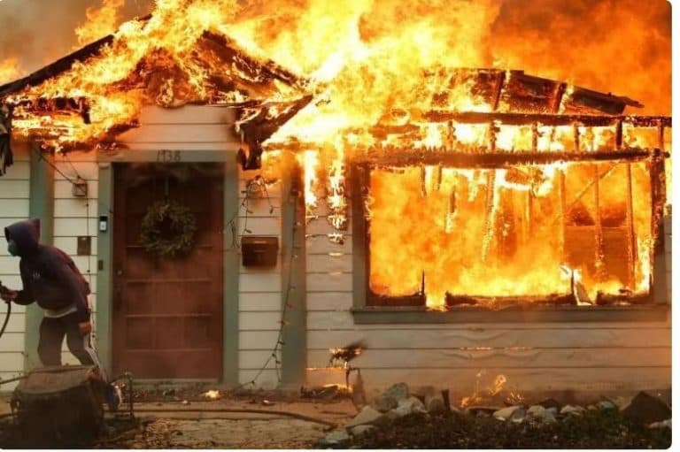 Incendios avanzan sin control en Los Ángeles, destruyen barrios y causan al menos 5 muertos