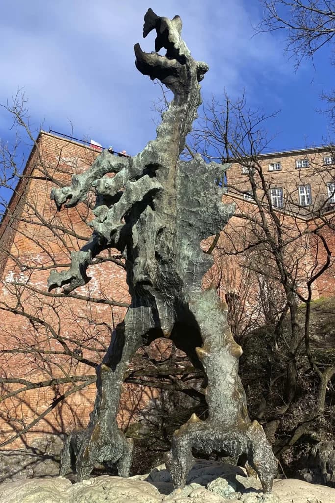 Investigan por qué escultura de dragón en Polonia consume tanto combustible