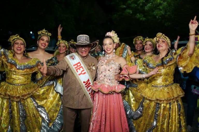 La magia carnavalera se tomó la calle 84 en la Noche de Faroles y Tambores