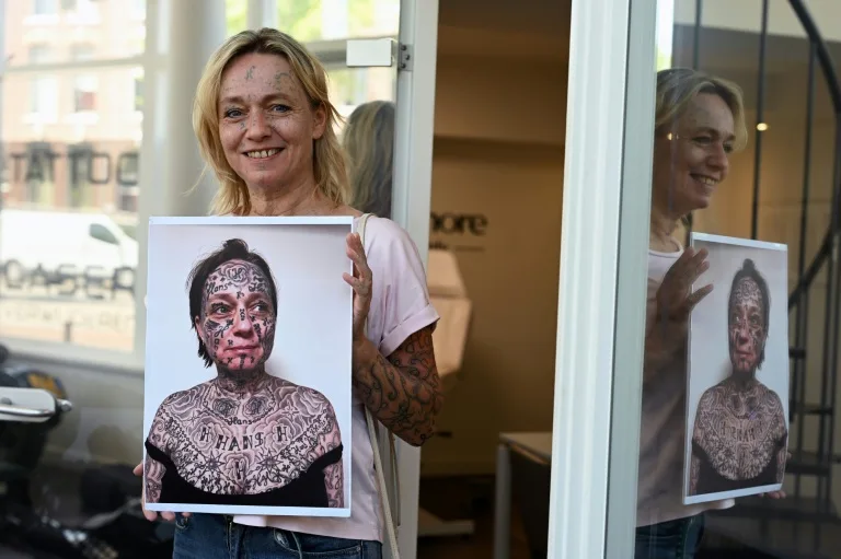La metamorfosis de las mujeres tatuadas a la fuerza en Países Bajos