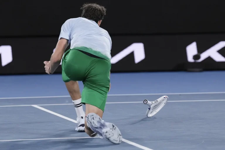 Medvedev multado con 76.000 dólares por sus arrebatos en el Abierto de Australia