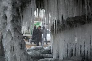 Migrantes enfrentan temperaturas bajo cero en la frontera de México y EEUU