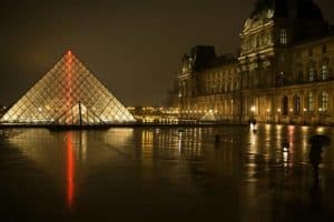 Museo del Louvre de París, en estado calamitoso, le pide ayuda al gobierno