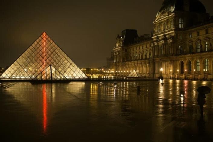 Museo del Louvre de París, en estado calamitoso, le pide ayuda al gobierno