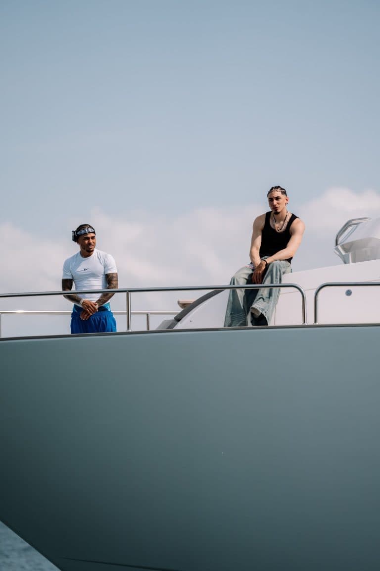 Ozuna y Omar Courtz encienden el verano con Zizi