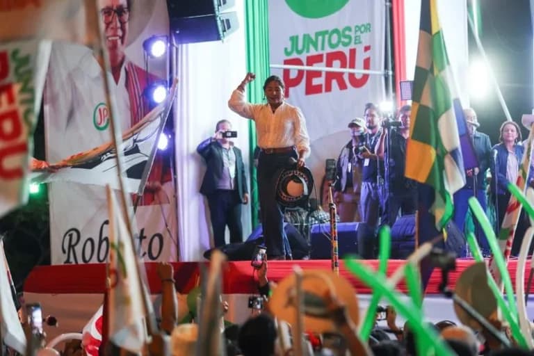 Perú elige presidente en balotaje tras el caos de la primera vuelta electoral