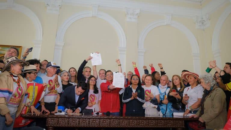 Petro radicó la consulta popular en el Senado, que tiene un mes para pronunciarse