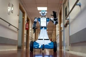 Ponen a prueba un robot que promete liberar tiempo al personal de salud