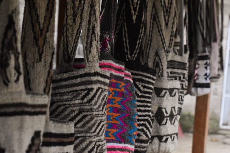Pueblos Arhuaco, Kankuamo y Wiwa recibirán apoyo para conectarse con la industria de la moda