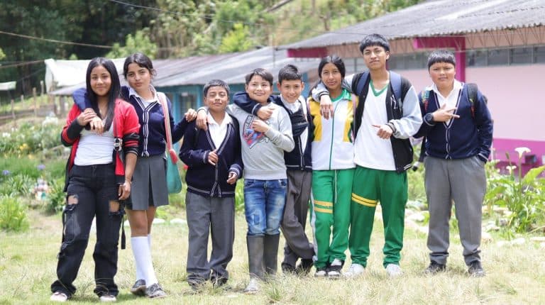 Solo 1 de cada 2 adolescentes accede a la educación media