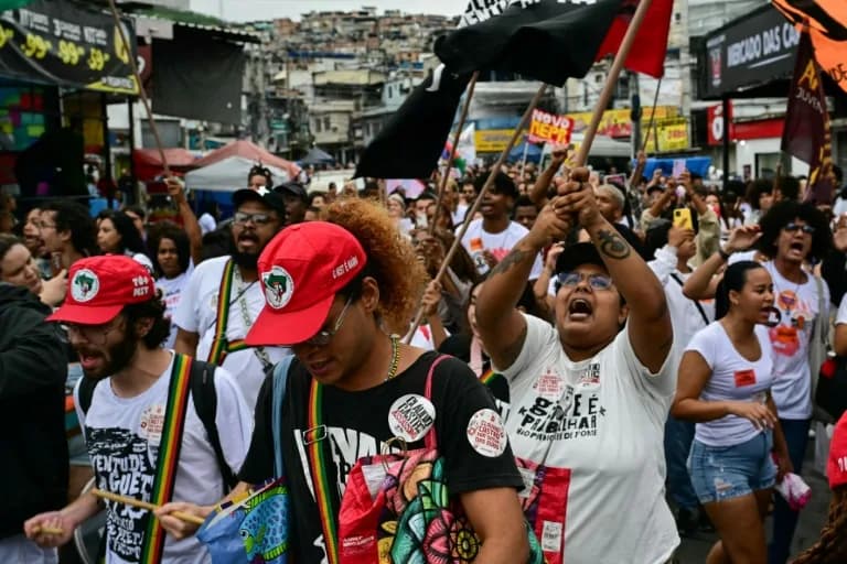 Tras el sangriento operativo, la ira toma la calle en una favela de Rio