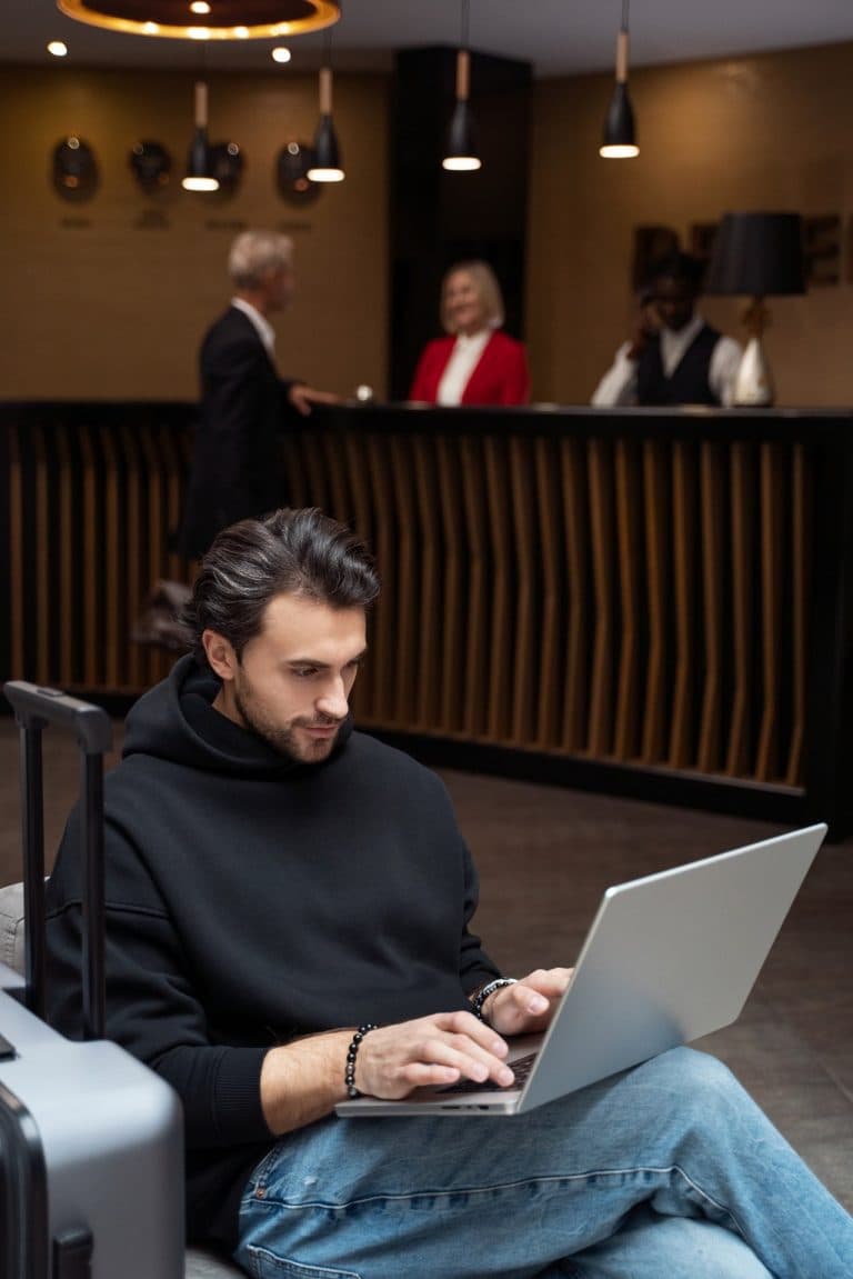Viajes, redes Wi-Fi y trabajo remoto: desafío de la seguridad empresarial en temporada deportiva