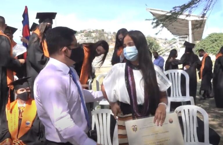 Dos jóvenes indígenas arhuacas se hacen profesionales