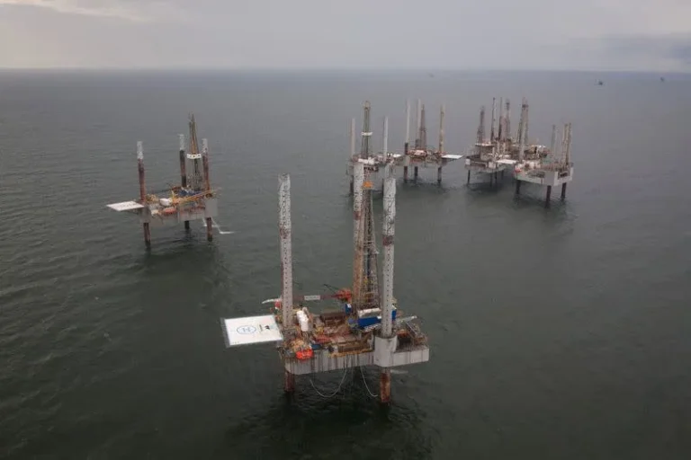 EEUU publica plan de subastas de petróleo y gas en transición a una economía de energía limpia