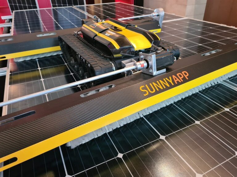 Empresa nacional crea robot de $246 millones para limpieza de paneles solares