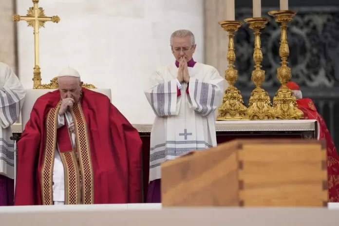 En un funeral histórico, el papa Francisco despidió a Benedicto XVI