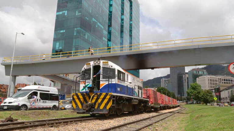 Gobierno Petro se aparta de salvar el Río Magdalena; habrá más tren y más vías