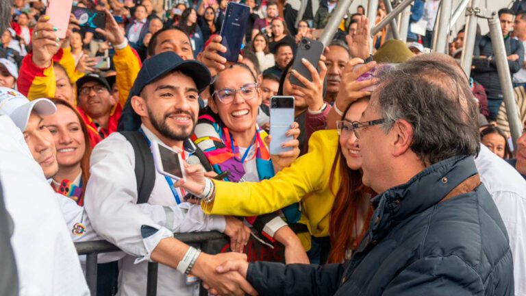 Petro invita a Juntas de Acción Comunal a luchar contra el hambre y a construir red de generación eléctrica y vías