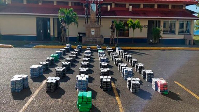 Incautan 5,5 toneladas de cocaína en el Mar Caribe Incautan 5,5 toneladas de cocaína en el Mar Caribe