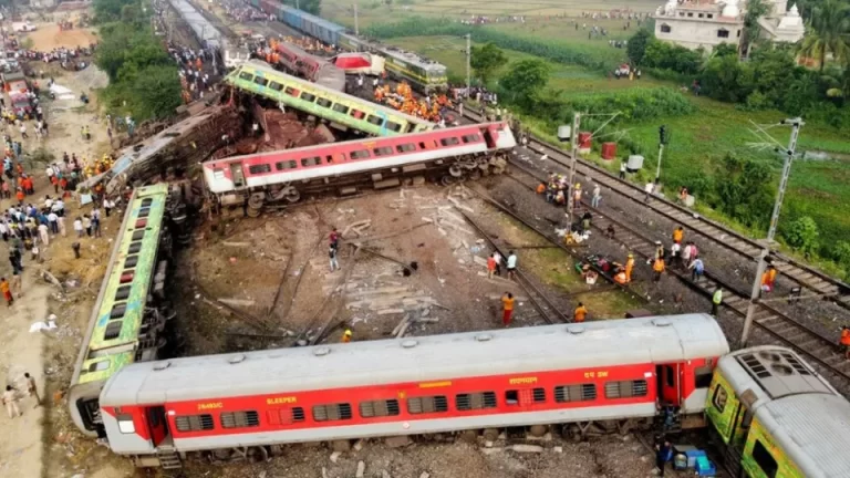 288 muertos en el peor accidente ferroviario de India en más de dos décadas 288 muertos en el peor accidente ferroviario de India en más de dos décadas