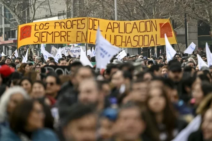 Profesores marchan en Chile