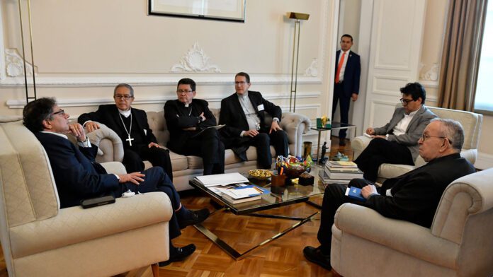 PETRO CON EL ARZOBISPO