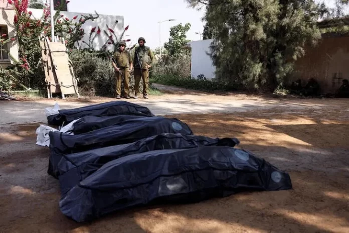 Cadáveres de residentes y militantes yacen en los terrenos del kibutz israelí devastado