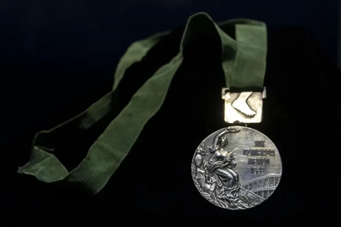 El salto del siglo Bob Beamon subasta su medalla