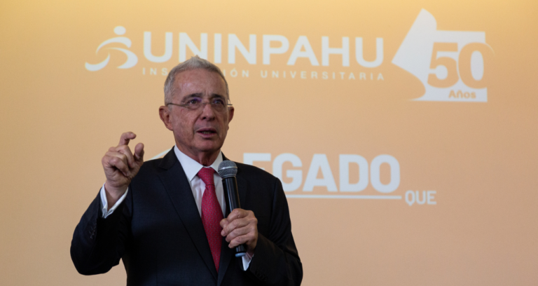 EPS y fondos de pensiones privados deber ser vigilados por el Estado: Uribe