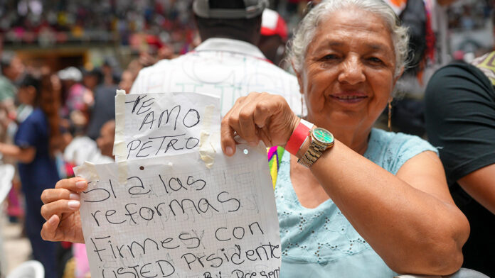 FERVOR POR PETRO
