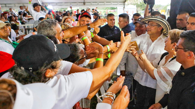 Finca de empresario rural pasó a manos de 1.500 familias campesinas de Córdoba Finca de empresario rural pasó a manos de 1.500 familias campesinas de Córdoba