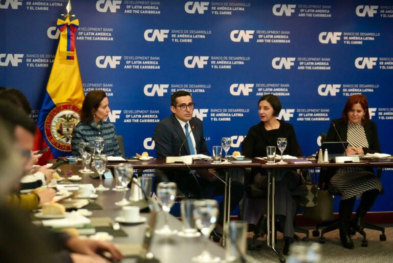 CAF y Gobierno firman acuerdos por USD 99,9 millones para proteger del cambio climático a 8 cadenas del agro CAF y Gobierno firman acuerdos por USD 99,9 millones para proteger del cambio climático a 8 cadenas del agro