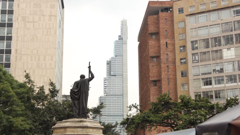 El elefante más alto de Bogotá: Parte 1 El elefante más alto de Bogotá: Parte 1