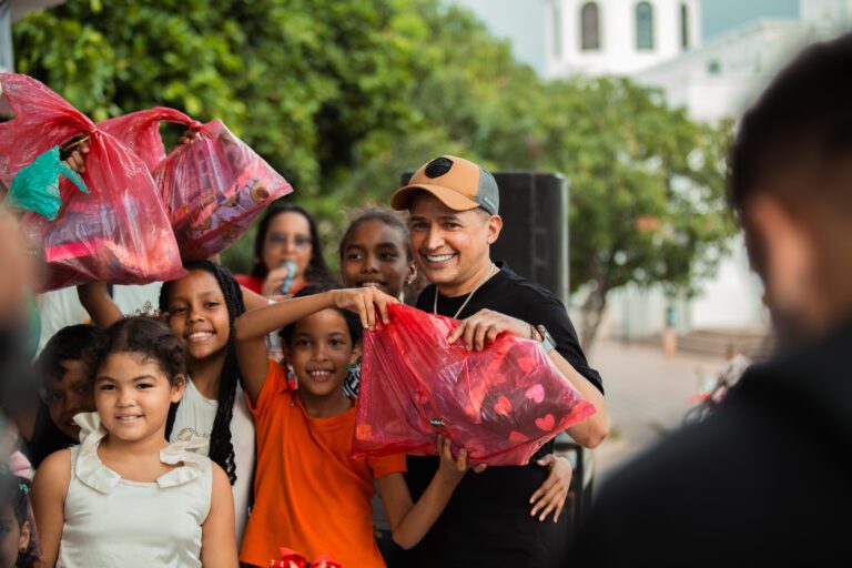 Jorge Celedón hace sonreír a los niños de Villanueva con la entrega de regalos