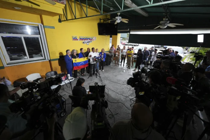 Llegan a Venezuela migrantes deportados de EEUU