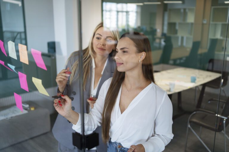 Equidad de género en el trabajo: avances y retos en la economía latinoamericana