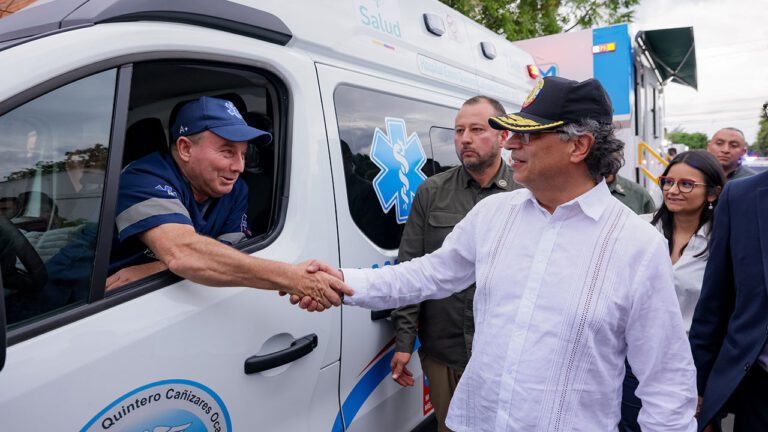 Reformas a la salud se harán bajo las leyes actuales: Petro