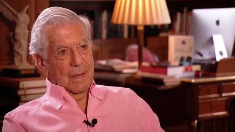 Vargas Llosa con BBC Mundo: “Me gustaría que la muerte me hallara escribiendo, como un accidente” Vargas Llosa con BBC Mundo: “Me gustaría que la muerte me hallara escribiendo, como un accidente”