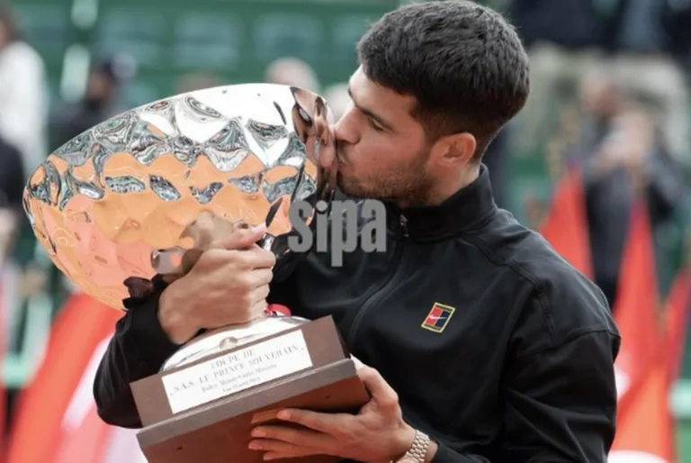 Alcaraz remonta en la final y sube al trono por primera vez en Montecarlo Alcaraz remonta en la final y sube al trono por primera vez en Montecarlo
